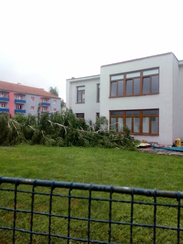 Následky bouřky v Českých Budějovicích na Pražském předměstí.