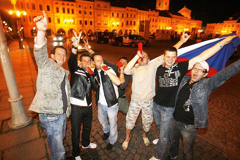 Dlouho přes půlnoc trvaly oslavy vítězství na českobudějovickém náměstí