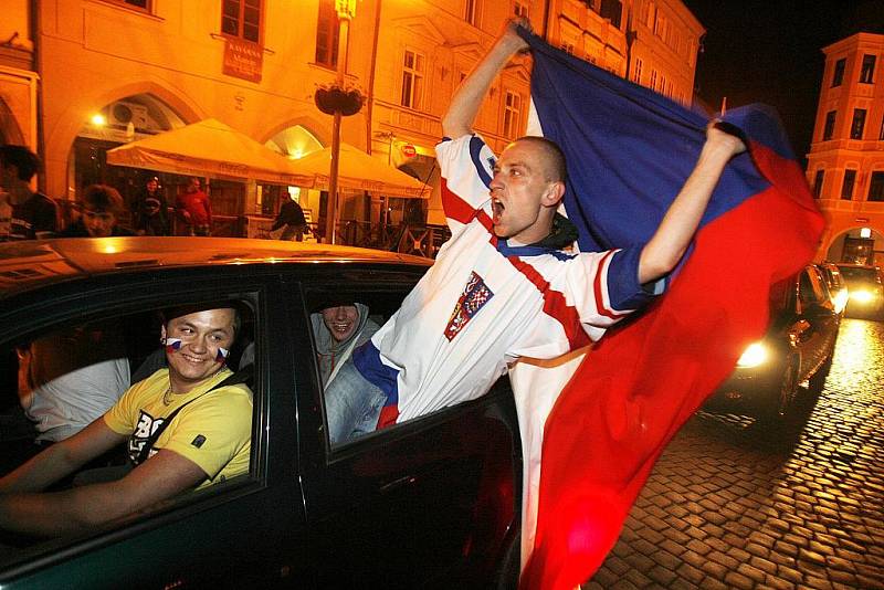Dlouho přes půlnoc trvaly oslavy vítězství na českobudějovickém náměstí