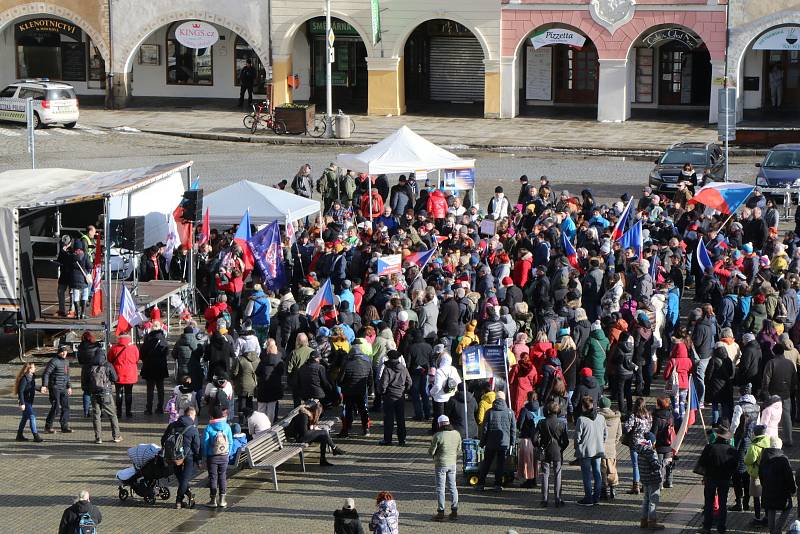 Demonstrace a pochodu za svobodu v Českých Budějovicích se zúčastnilo asi pět stovek lidí. Na průběh akce dohlížela policie.