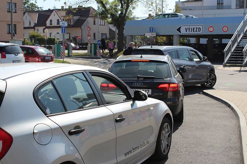 V okolí hlavního parkoviště českobudějovické nemocnice v pondělí kolabovala doprava, neboť zde lidé v kolonách čekali na testování na koronavirus.