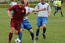 Domácí Diviš se snaží na Lokomotivě uniknout Rysovi, přihlíží Zdeněk Vařák: Loko ČB - Olešník 2:3.