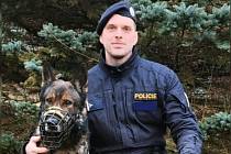 Policejní psovod Jakub Frank se psem Marcem.
