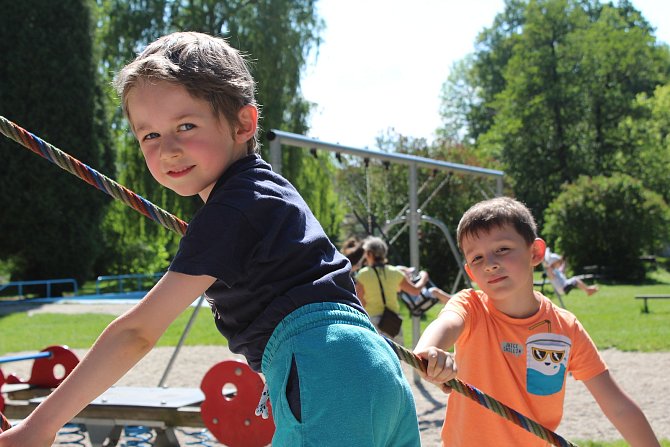 Dětská hřiště a pískoviště v Českých Budějovicích zase obývají rodiče s ratolestmi.