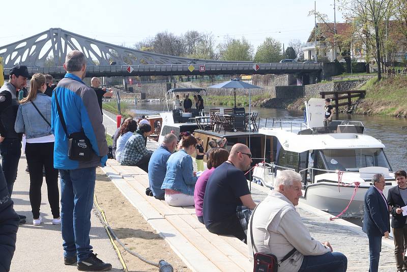 Nový přístav na Vltavě u budějovického Dlouhého mostu byl slavnostně otevřen. Vývaziště je určeno pro menší lodě, kterých by zde mohlo kotvit až dvacet, v závislosti na velikosti.