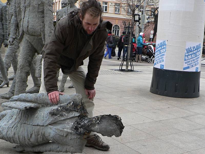 Ohořelá socha, kterou zapálil neznámý vandal.