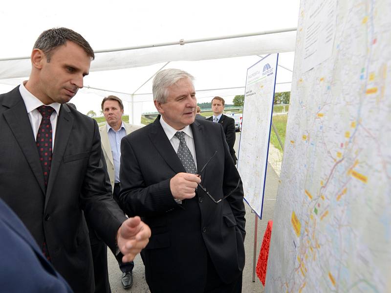 Premiér Jiří Rusnok diskutuje s jihočeským hejtmanem Jiřím Zimolou (vlevo) o dálnici D3 na dokončeném úseku dálnice u Soběslavi, který navštívil 3. září při cestě po Jihočeském kraji.
