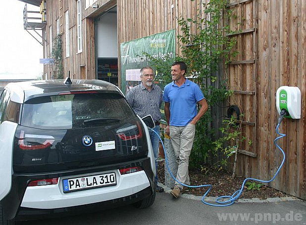 Zastánci elektromobility tankují.