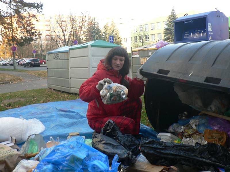 Ekologická organizace Arnika zkoumala směsný odpad v kontejneru na českobudějovickém sídlišti Šumava. Na snímku Jitka Straková.