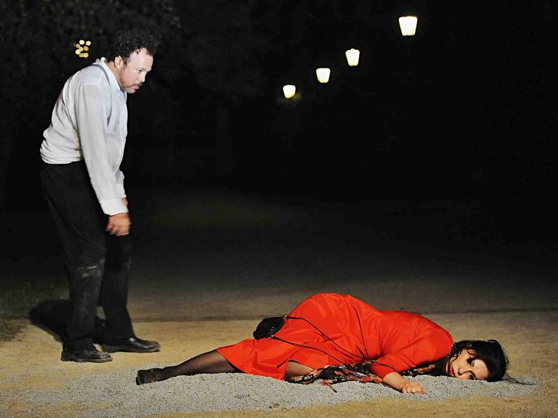 Jihočeské divadlo uvádí před otáčivým hledištěm v Českém Krumlově operu Carmen. Poslední repríza je 26. července. Na snímku jako Carmen Šárka Hrbáčková a Lázaro Calderón jako Don José.