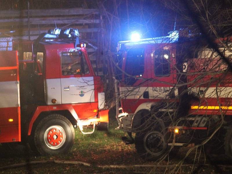 Plameny zachvátily v pondělí k večeru samostatně stojící sklad v čejkovickém zemědělském družstvu.