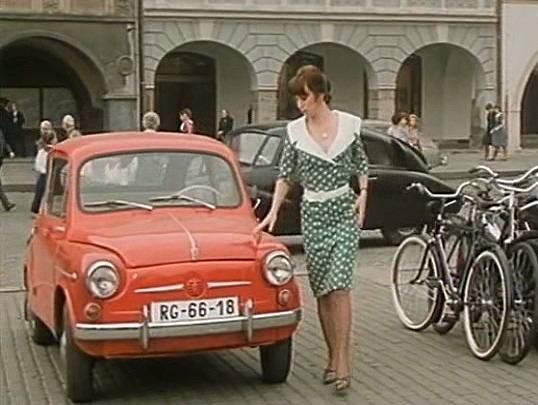 Záběr z filmu Muka obraznosti. Dáša Bláhová parkuje před hotelem Slunce.