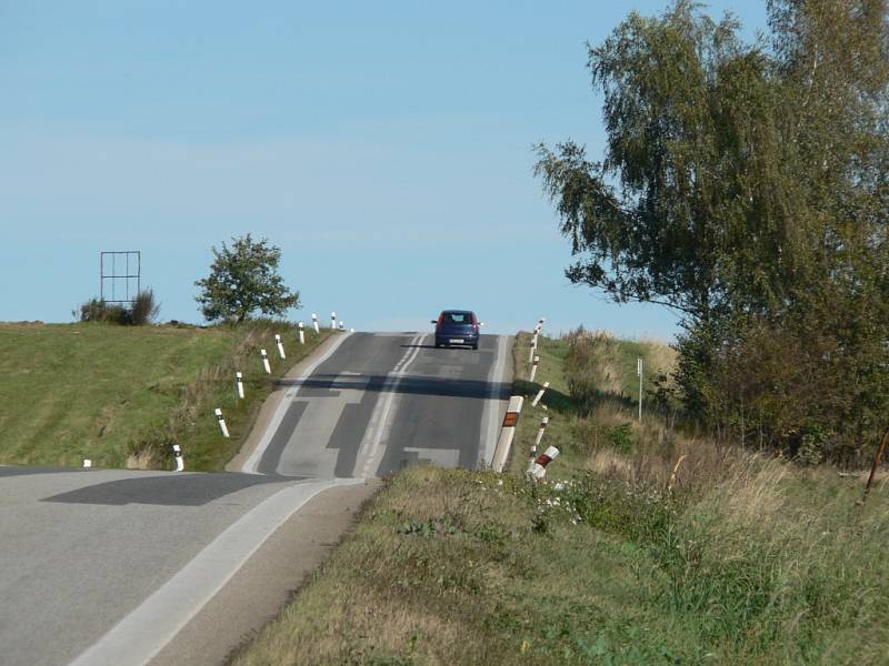 Nebezpečný horizont. Kousek od Krasejovky směrem na Kaplici na nebezpečném horizontu (na snímku) skončilo nebezpečné předjíždění smrtelnou nehodou.