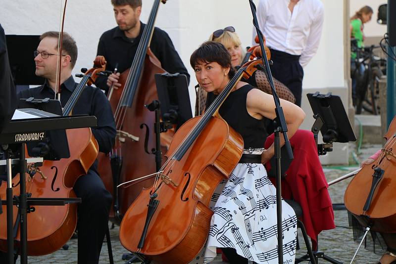 Jihočeská filharmonie koncertovala na českobudějovickém Piaristickém náměstí.