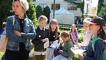 Děti se bavily i vzdělávaly na festivalu v knihovně  Na Festivalu dětských knih, časopisů a her v Jihočeské vědecké knihovně v Českých Budějovicích si v pátek děti vyzkoušely i knihovnické dovednosti.