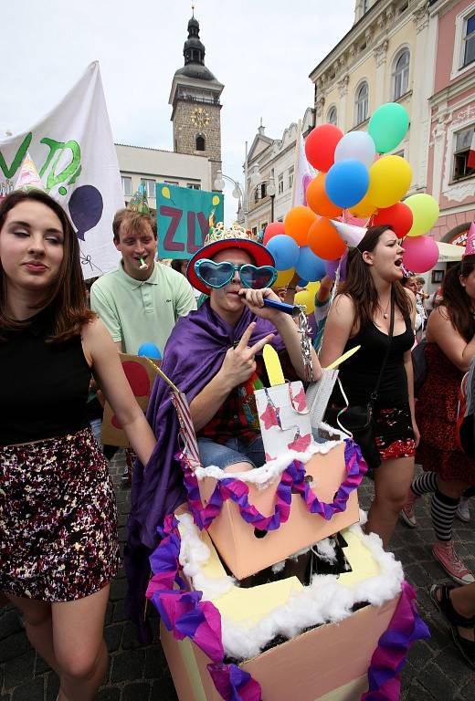 Celý týden žily České Budějovice multižánrovým festivalem Budějovický Majáles. Ten se v pátek rozloučil s krajským městem průvodem na náměstí Přemysla Otakara II., volbou krále a řadou koncertů.