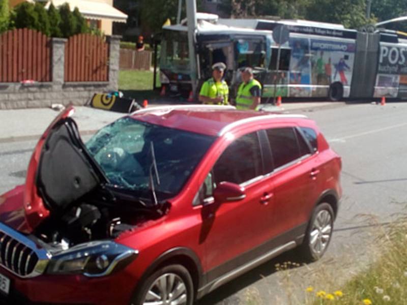 V pondělí ráno se na českobudějovickém sídlišti Máj střetl trolejbus s osobním autem.