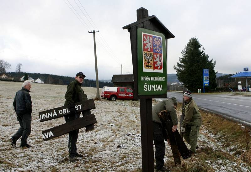 Národní park šumava začal vyměňovat více než 10 let staré cedule. Jedná se o 23 vítacích tabulí a 19 nových označení budov, které budou navádět k informačním střediskům či ubytovnám. 