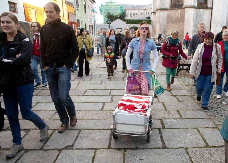 Malé divadlo má nové hravé představení Quijote!. V popředí s kočárkem Lucie Škodová.