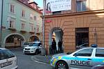 V sobotu 23. 9. došlo v českobudějovickém nonstop baru na rohu ulic Kněžská a Karla IV. ke rvačce. Před barem byla krev. Na místo přijeli kolem desáté hodiny tři policejní auta. Uvnitř byl podle výpovědi svědků člověk s "roztrhaným" obličejem.