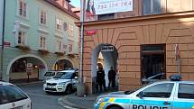 V sobotu 23. 9. došlo v českobudějovickém nonstop baru na rohu ulic Kněžská a Karla IV. ke rvačce. Před barem byla krev. Na místo přijeli kolem desáté hodiny tři policejní auta. Uvnitř byl podle výpovědi svědků člověk s "roztrhaným" obličejem.