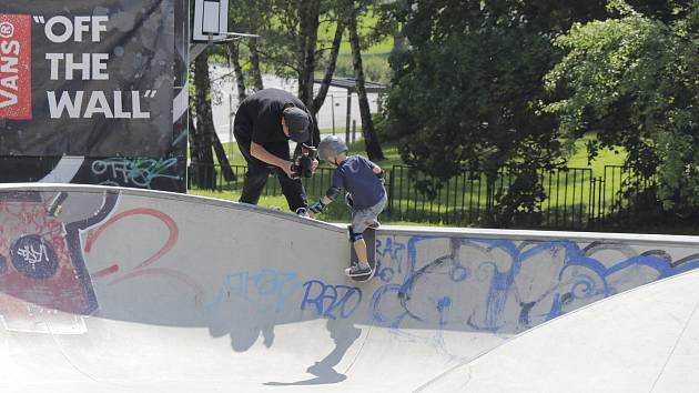 Skateboard mohou zkusit při dodržení bezpečnostních opatření i hodně mladí jezdci. Ilustrační fotka.