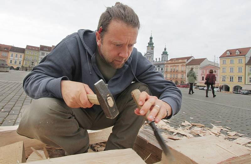 Velikonoční zvyky,tesání křížů na českobudějovickém náměstí