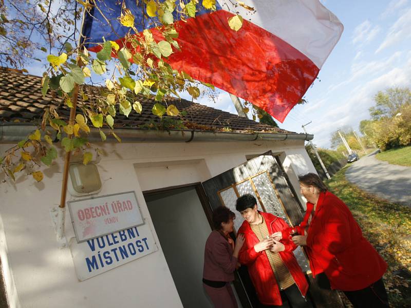 Volby na Českobudějovicku,v nejmenším volebním okrsku ve Vlkově u Ševětína.