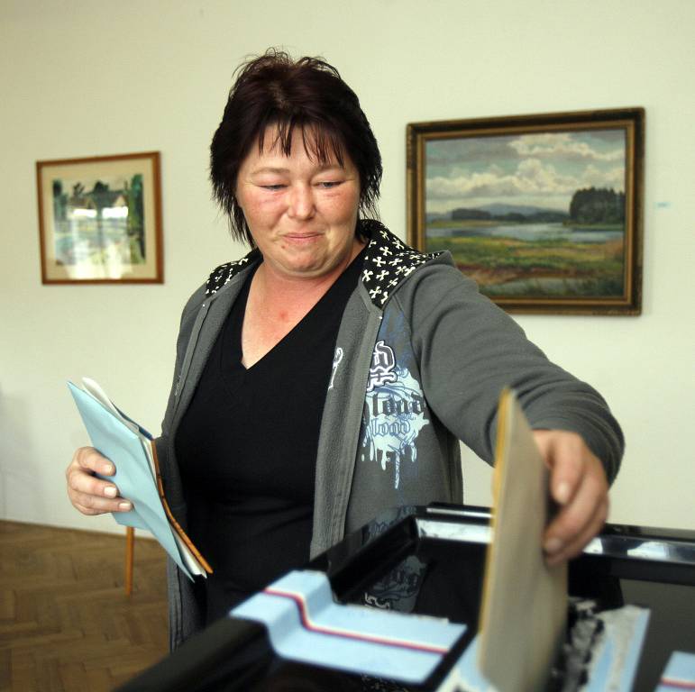 Volby na Jindřichohradecku,v Lásenici,jako první přišla volit Jana Šmídová několik minut po druhé hodině.