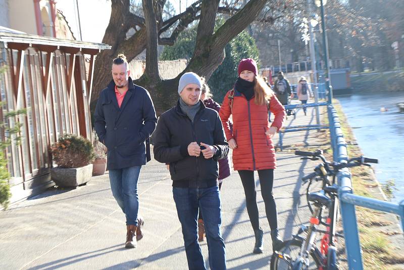 V Českých Budějovicích se teplota v pátek 14. ledna dostala nad 12 °C. Sluníčko vylákalo do ulic spoustu lidí.