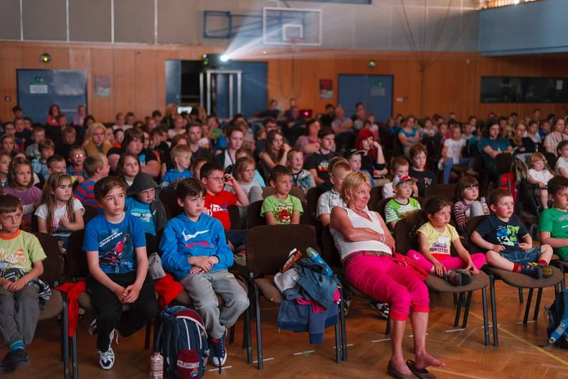 V Třeboni začal 5. května Anifilm, mezinárodní festival animovaných filmů. Na snímku děti při promítání v sále Roháč.