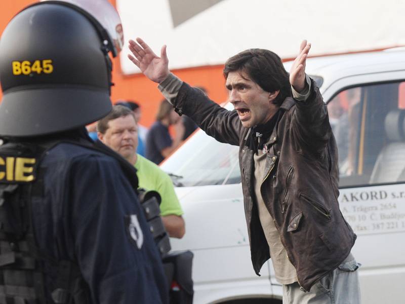 Záměr střetnout se s romskými obyvateli českobudějovického sídliště Máj policisté v sobotu účastníkům protiromské demonstrace překazili razantním zásahem.