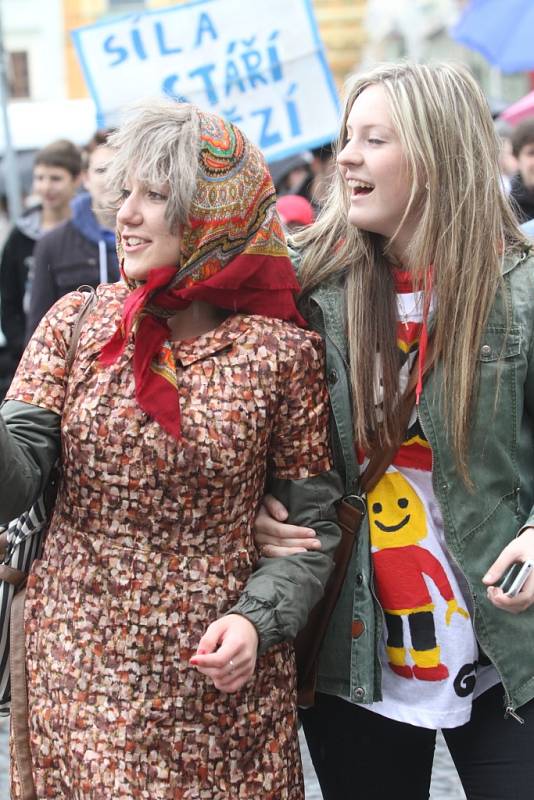 Více než tři tisíce studentů českobudějovických středních a vysokých škol v pátek prošly centrem města.