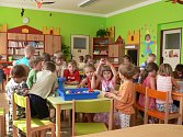 Děti v Chrášťanech mají od jara 2012 novou třídu v mateřince.