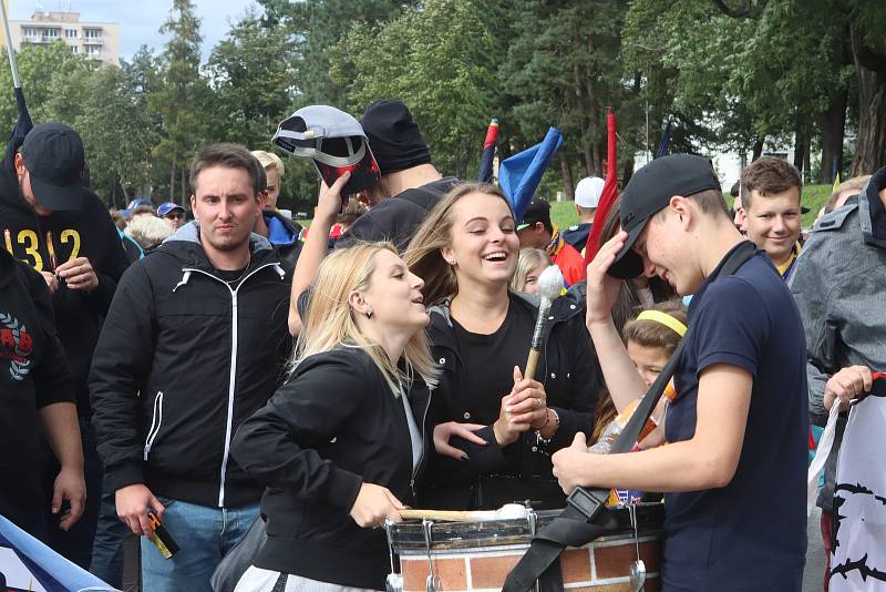 Fanouškové Motoru na tradičním pochodu k českobudějovickému zimnímu stadionu