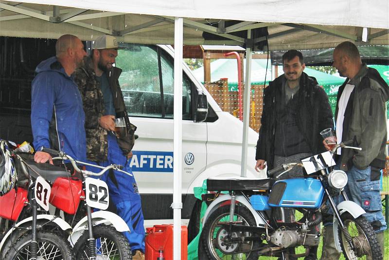 Fichtl cup Florida, terénní závod motocyklů Jawa 50 Pionýr, se jel u Hůrského rybníka u Adamova na Českobudějovicku.