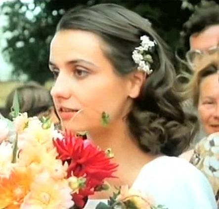 Záběr z filmu Skleněný dům. Nevěstou je ve filmu Veronika Freimanová.