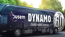 Do Karviné fotobalisté Dynama odjeli v pátek autobusem s novým polepem.