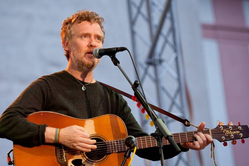 Irský písničkář a držitel Oscara Glen Hansard zahrál 1. srpna na nádvoří kláštera v Milevsku. Jako druhou písničku zahrál Her Mercy.