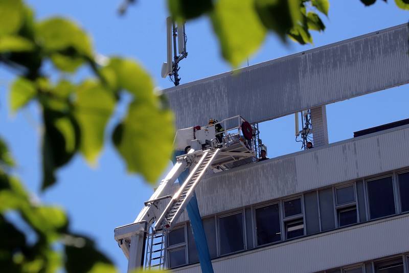 Hasiči trénovali evakuaci osob z nejvyšší administrativní budovu v komplexu Jaderné elektrárny Temelín za pomoci evakučního rukávu.