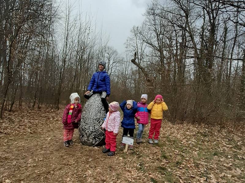 Velikonoce na Hluboké jsou pestrobarevné, malované betonové kraslice zdobí zámecký park i trasy okolo Staré obory či hlubockých rybníků.