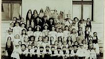 Školní představení v roce 1907 neslo název Tři halíře.