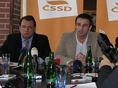 Jiří Zimola (vpravo) a Jiří Paroubek při tiskovém konferenci odpovídali na dotazy v rámci krajské konference ČSSD, která se konala v sobotu v Českých Budějovicích.