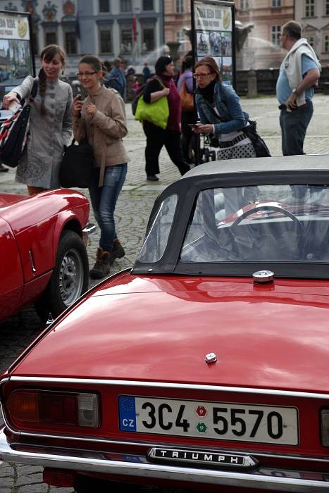 Křivonoska představila na náměstí v Budějovicích krásná historická auta a motocykly.