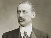 Johann Schönburg – Hartenstein, majitel zámku Červená Lhota, působil v letech 1911 – 1918 jako rakousko – uherský velvyslanec ve Vatikánu.