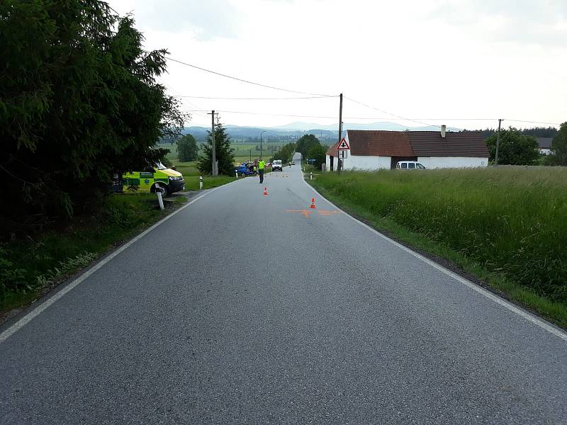 Úterní dopravní nehoda mezi Trhovými Sviny a Třebičkem, která si vyžádala jeden lidský život.