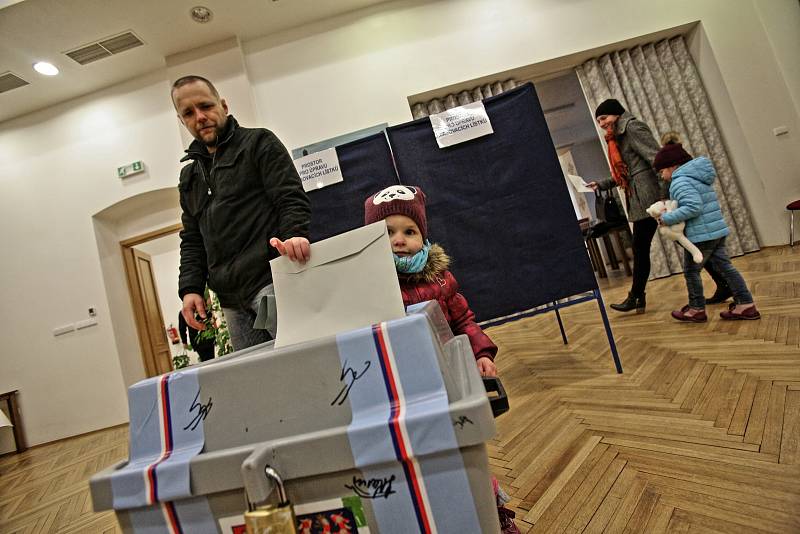 V prvním volebním okrsku v Nových Hradech je celkem 804 voličů a účast je zatím kolem 40 procent, stejná jako při loňských parlamentních volbách.