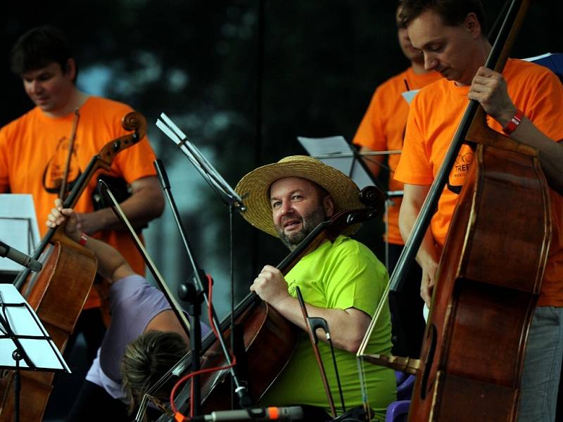 Festival Okolo Třeboně 2014, jehož hlavní hvězdou byla skupina Kryštof. Na snímku Pavel Barnáš, ředitel festivalu, profesí violoncellista SOČR.
