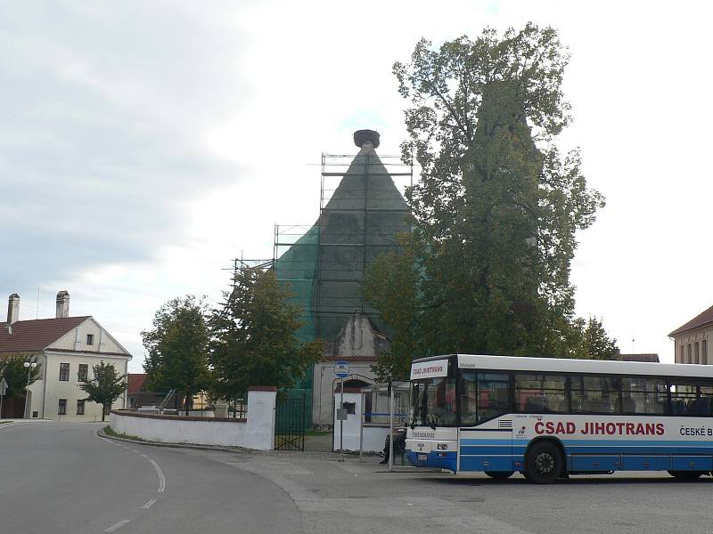 V Dubném začala oprava střechy kostela. Domov čápům na střeše zůstane.