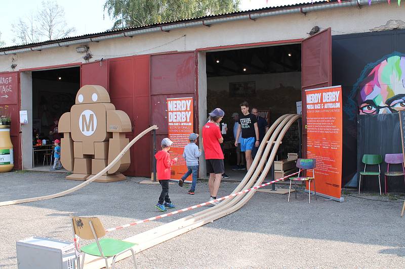 Maker Faire neboli přehlídka různých vynálezů přitáhla v sobotu od deseti hodin do českobudějovické "Žižkárny" davy návštěvníků.